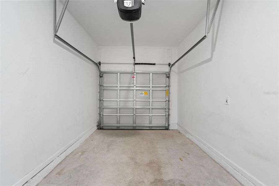 Spacious, unfurnished interior of a new home in Lake Wilson Reserve, Kissimmee (Image 20). Spacious, unfurnished interior of a new home in Lake Wilson Reserve, Kissimmee (Image 20).