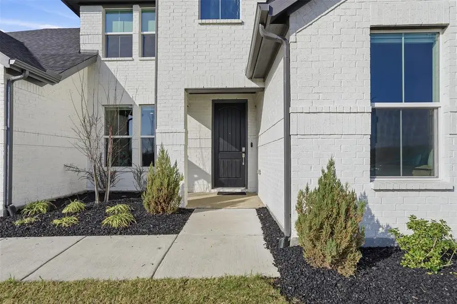 Exterior details and patio area of a home in Somerset Park, Rockwall (Image 21).