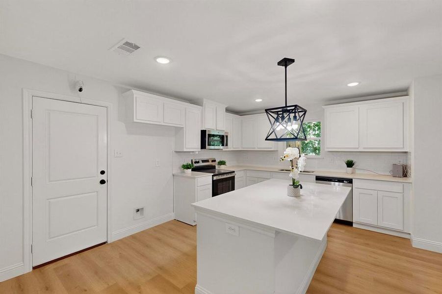 Furnished interior view inside a new home in , Dallas (Image 7).