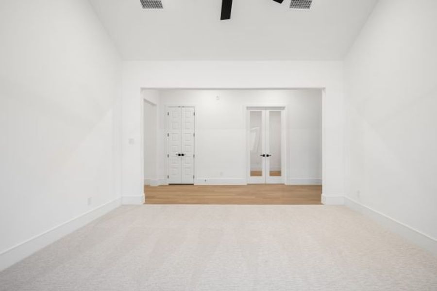 Spacious, unfurnished interior of a new home in Heath Golf and Yacht Club, Heath (Image 41).