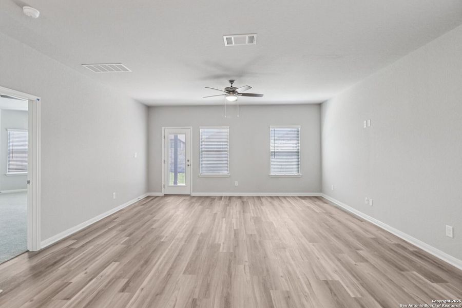 Spacious, unfurnished interior of a new home in Arcadia Ridge - Premier Series, San Antonio (Image 17).