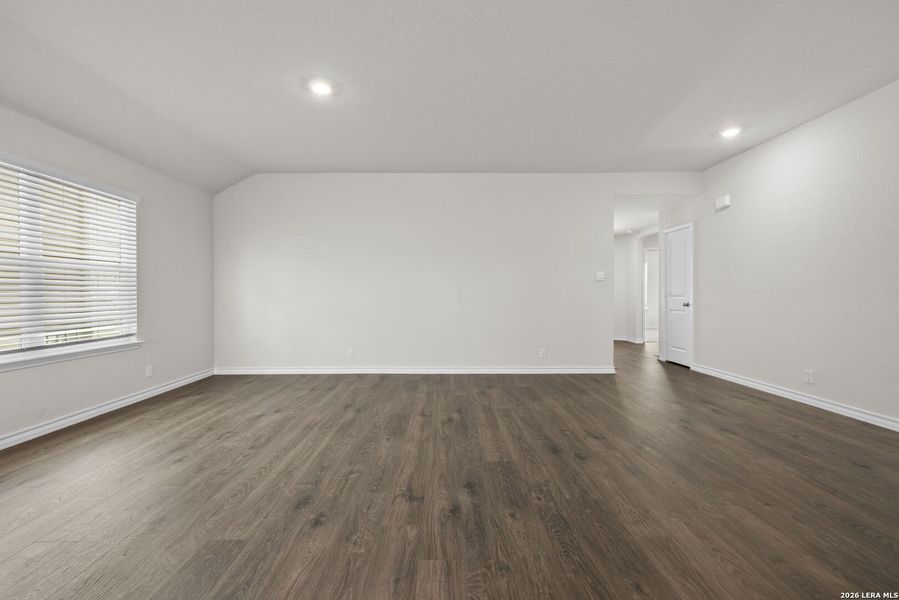 Spacious, unfurnished interior of a new home in Stonehill, San Antonio (Image 12).