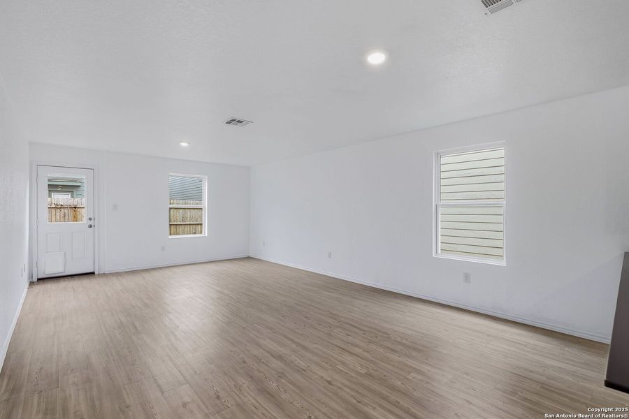 Spacious, unfurnished interior of a new home in Aston Park: Wellton Collection, San Antonio (Image 24).