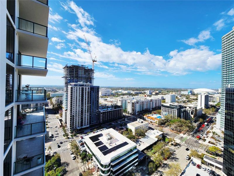 Condo located in St. Petersburg, FL showcasing its design and architecture (Image 4).