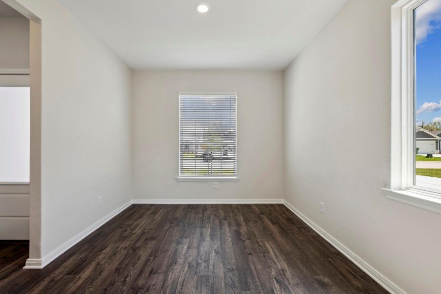 Spacious, unfurnished interior of a new home in Pinewood Trails, Cleveland (Image 14).