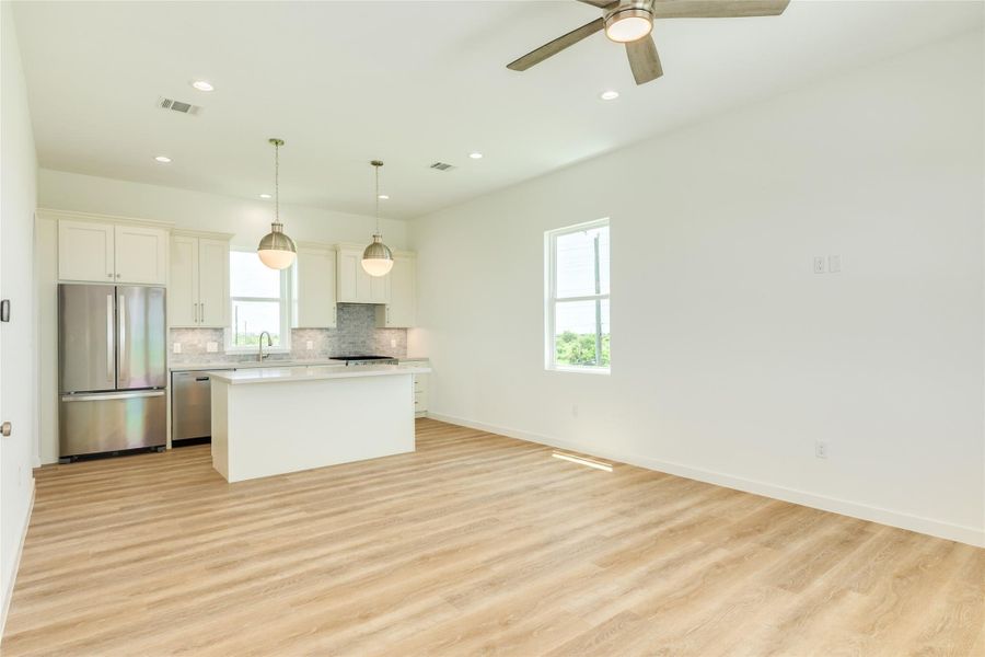 Spacious, unfurnished interior of a new home in , Galveston (Image 25).