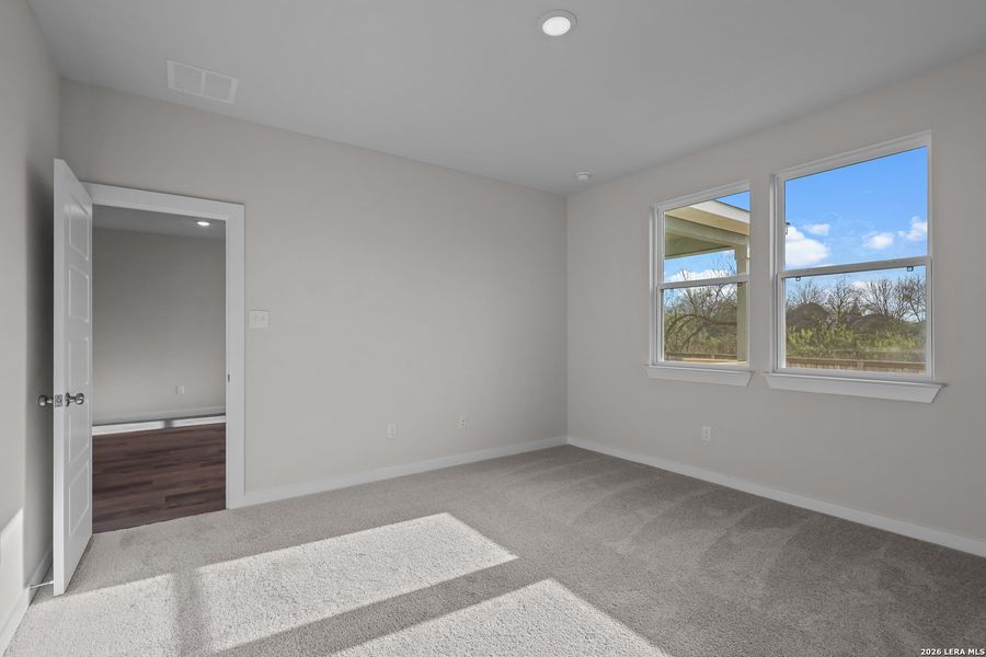 Spacious, unfurnished interior of a new home in Cinco Lakes, San Antonio (Image 27).