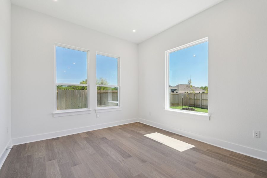 Spacious, unfurnished interior of a new home in Persimmon, Buda (Image 10).