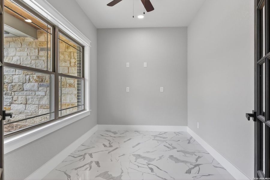 Spacious, unfurnished interior of a new home in , Bandera (Image 10).