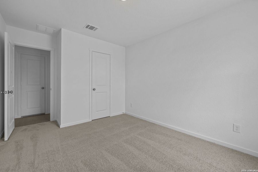 Spacious, unfurnished interior of a new home in Spring Grove, St. Hedwig (Image 8).