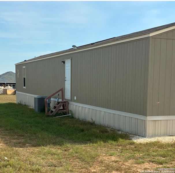 Exterior details and patio area of a home in , Atascosa (Image 4).