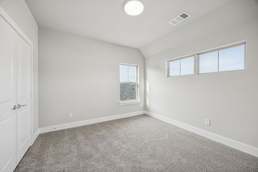 Spacious, unfurnished interior of a new home in Dove Hollow, Waxahachie (Image 30).