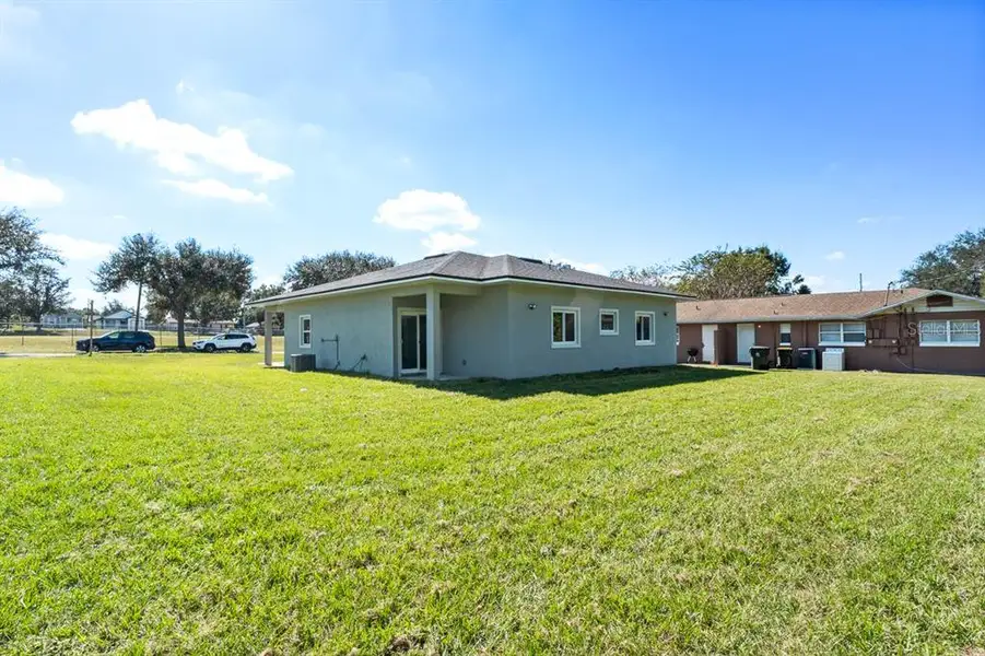 Exterior details and patio area of a home in , Clermont (Image 3).