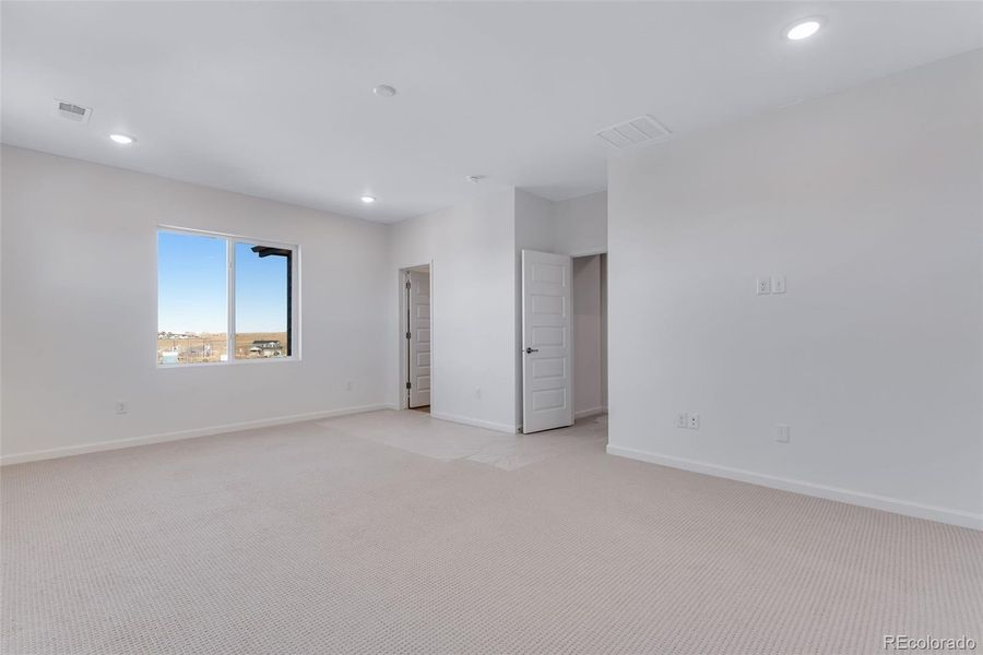 Spacious, unfurnished interior of a new home in Crescendo at The Aurora Highlands, Aurora (Image 24).