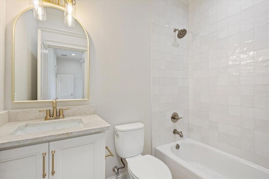 Ensuite bath to middle bedroom upstairs