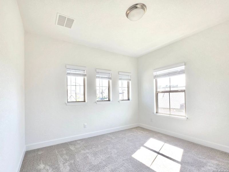 Spacious, unfurnished interior of a new home in Stevens Ranch, San Antonio (Image 15).