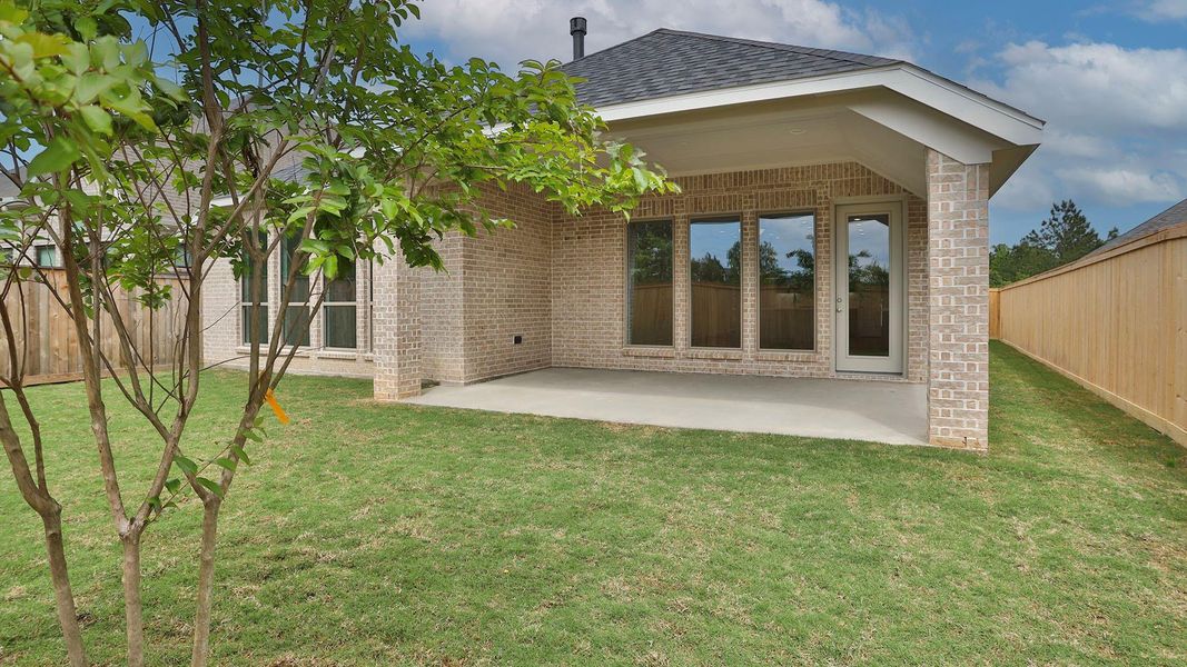 Exterior details and patio area of a home in Kresston, Montgomery (Image 3).