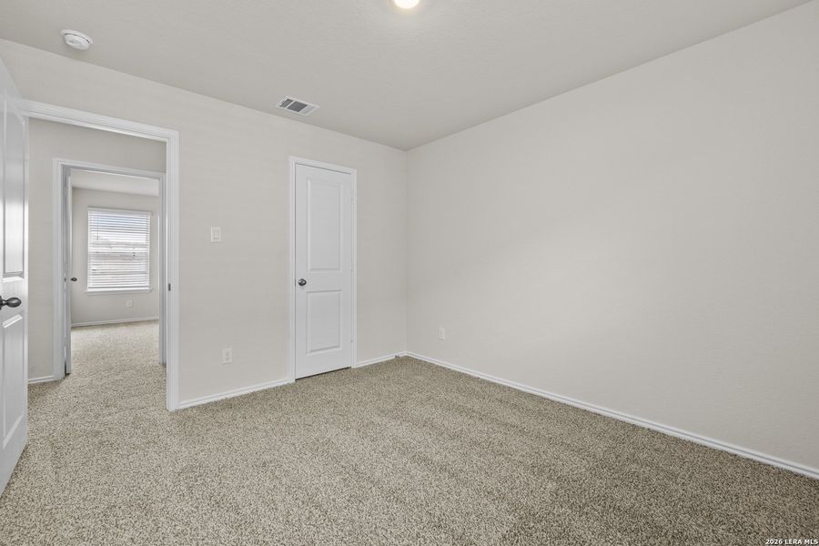 Spacious, unfurnished interior of a new home in Winding Creek, New Braunfels (Image 24).