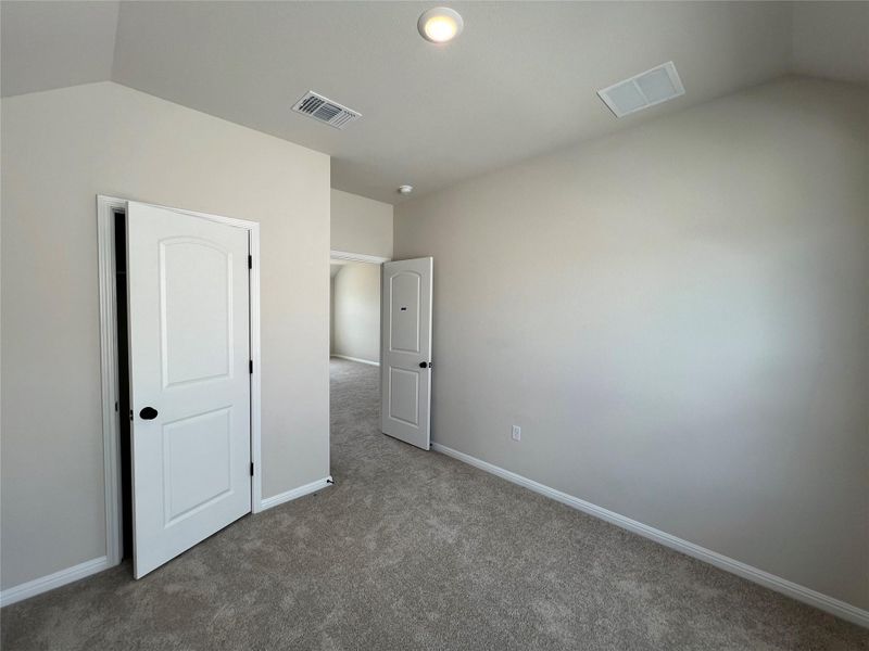 Spacious, unfurnished interior of a new home in Rolling Glen, Hutto (Image 24).