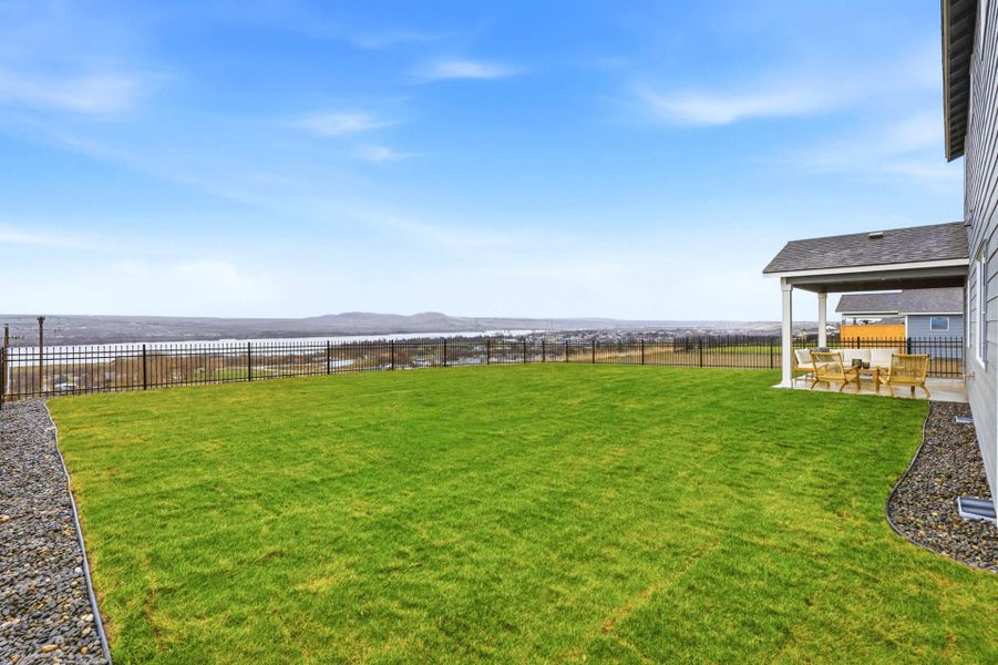 Exterior details and patio area of a home in Upland Meadows, Hermiston (Image 3).