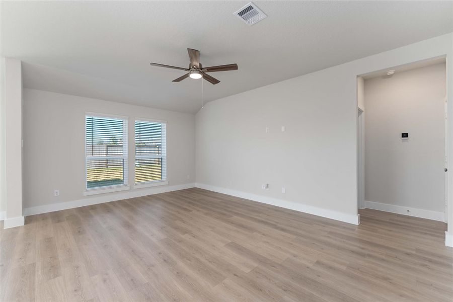 Spacious, unfurnished interior of a new home in Sunrise Cove, Texas City (Image 18).