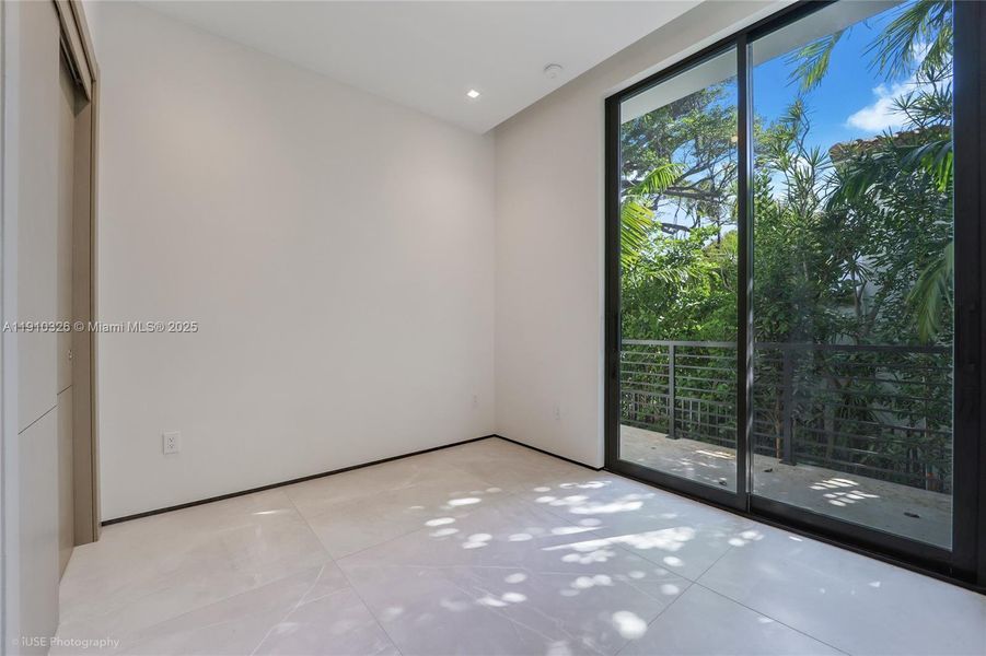 Spacious, unfurnished interior of a new home in , Miami Beach (Image 14).