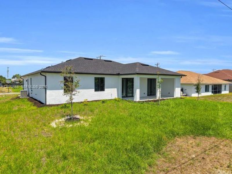 Exterior details and patio area of a home in , Cape Coral (Image 25).