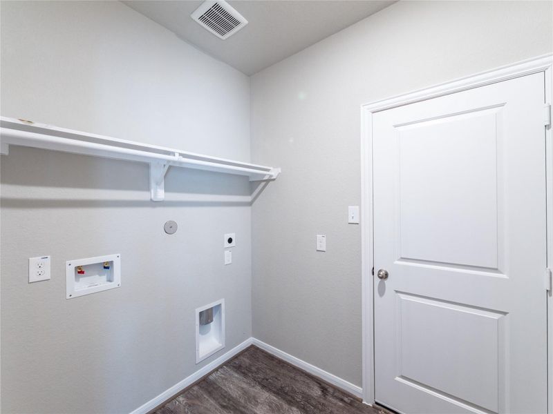 Spacious, unfurnished interior of a new home in Sweetgrass Village, Crosby (Image 13).