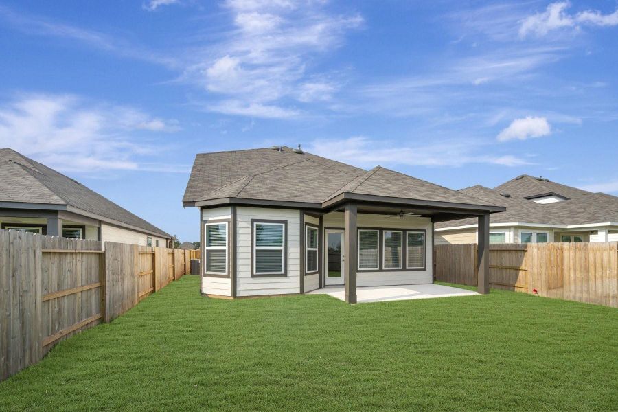 Exterior details and patio area of a home in Summerview, Fulshear (Image 26).