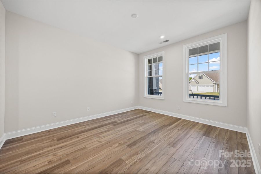 Spacious, unfurnished interior of a new home in Handsmill on Lake Wylie, York (Image 27).