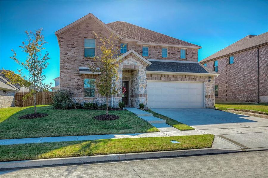 Front facade with a garage and a front yard