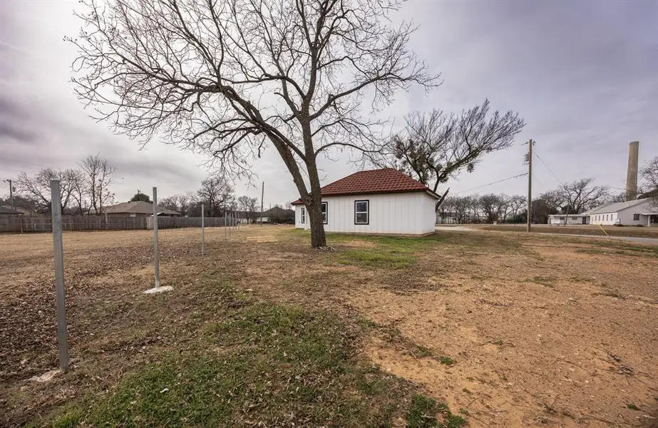Exterior details and patio area of a home in , Cleburne (Image 3).