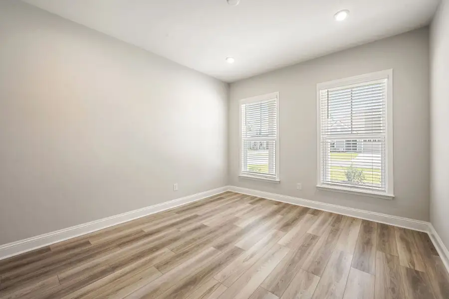 Spacious, unfurnished interior of a new home in Waterways, Richmond Hill (Image 45).