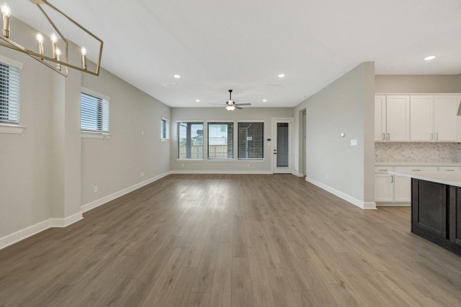 Spacious, unfurnished interior of a new home in Riceland - Enclave Row Collection, Mont Belvieu (Image 31).