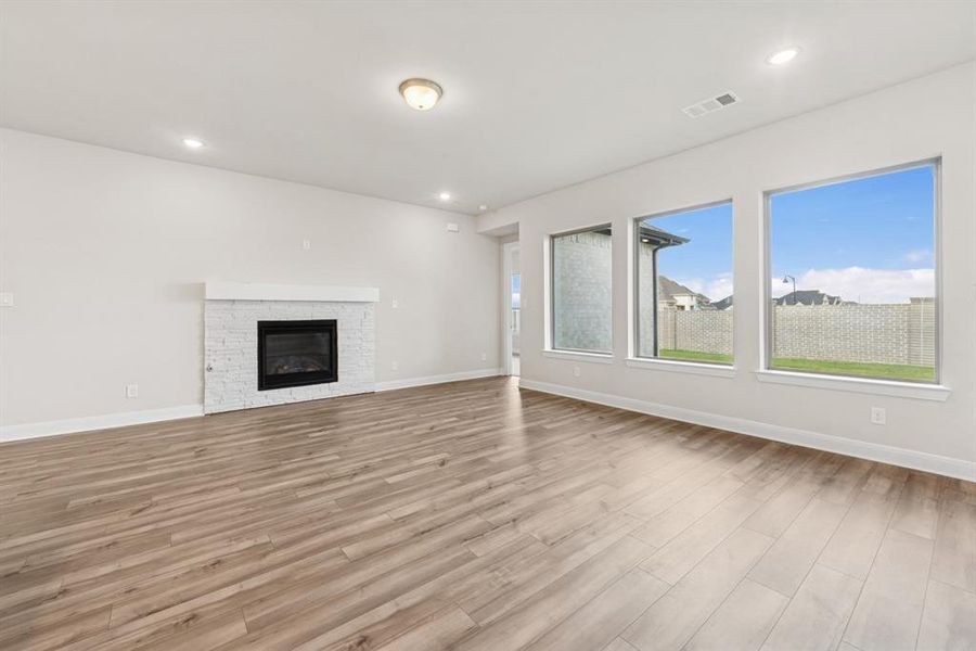 Spacious, unfurnished interior of a new home in Myrtle Creek, Waxahachie (Image 27).