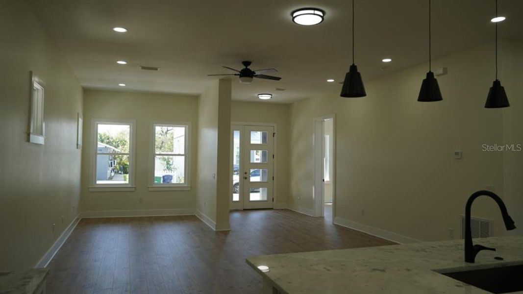 Spacious, unfurnished interior of a new home in , Tampa (Image 6).