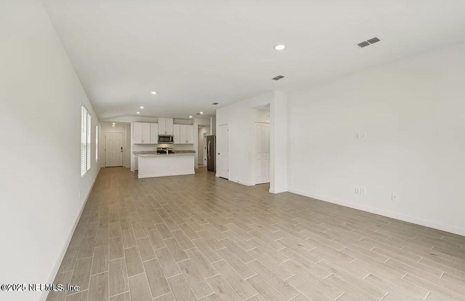 Spacious, unfurnished interior of a new home in Kings Crossing, Jacksonville (Image 13).