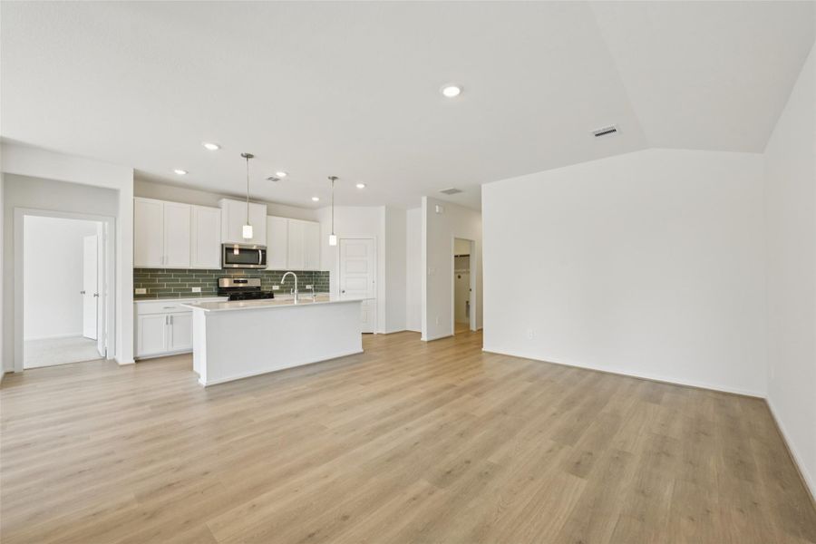 Photo is not of the actual home, but is an inspirational photo of builder’s model home and may depict options, furnishings, and/or decorator features that are not included Photo is not of the actual home, but is an inspirational photo of builder’s model home and may depict options, furnishings, and/or decorator features that are not included
