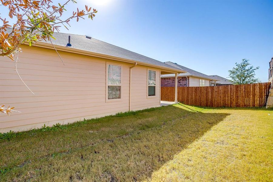 Exterior details and patio area of a home in Bailey Park, Fort Worth (Image 26).