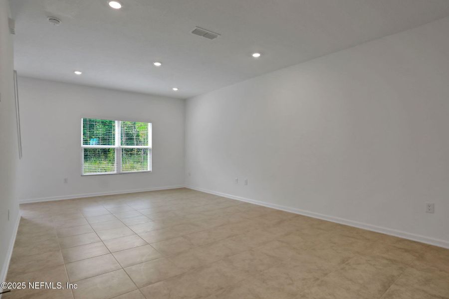 Spacious, unfurnished interior of a new home in , Middleburg (Image 22).