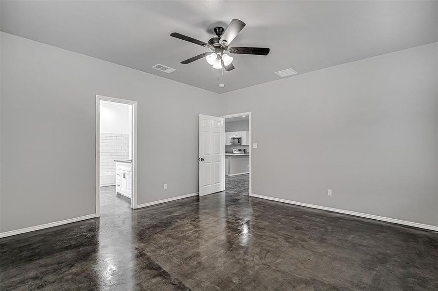 Empty room with ceiling fan