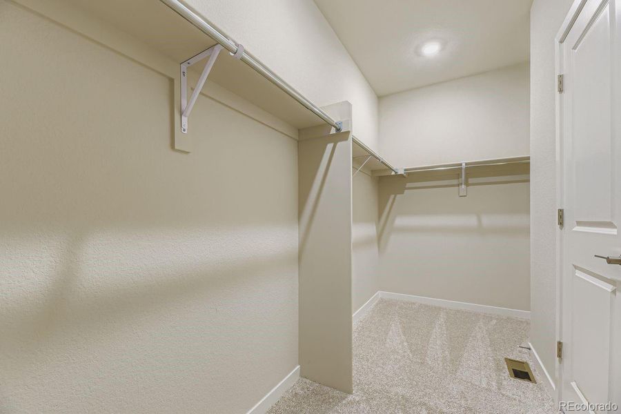 OWNER'S WALK-IN CLOSET