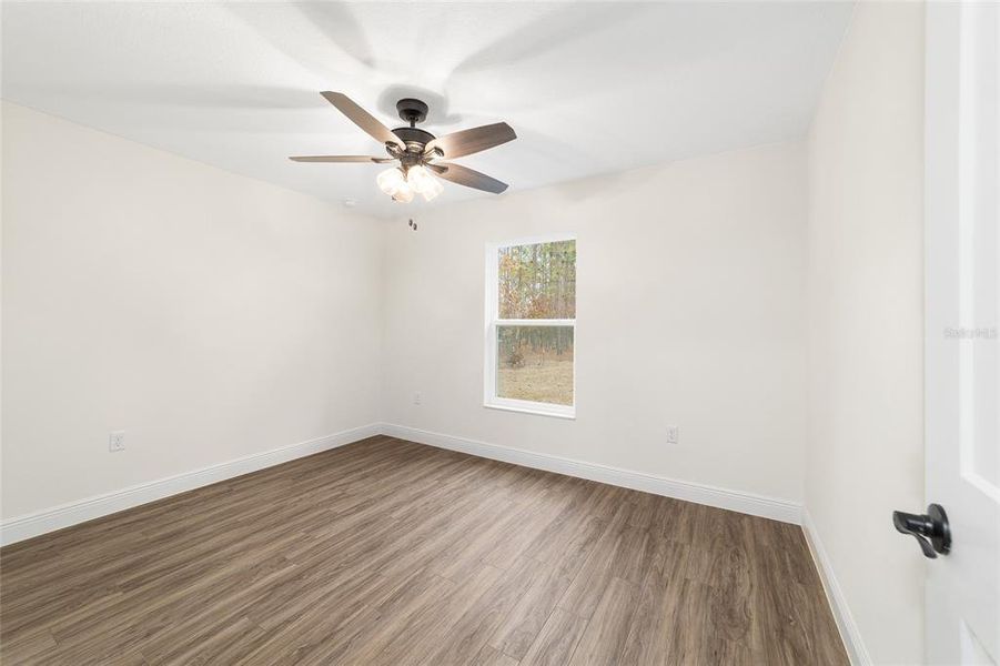 Spacious, unfurnished interior of a new home in , Dunnellon (Image 9).