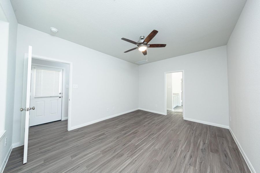 Spacious, unfurnished interior of a new home in River's Edge, Conroe (Image 16).