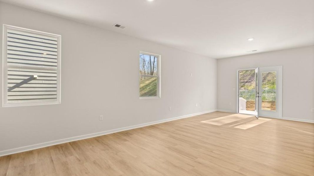Spacious, unfurnished interior of a new home in Oconee Overlook, Gainesville (Image 11).