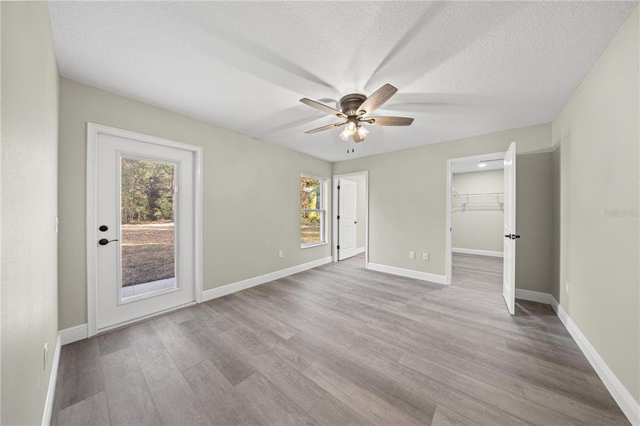 Spacious, unfurnished interior of a new home in , Williston (Image 16).