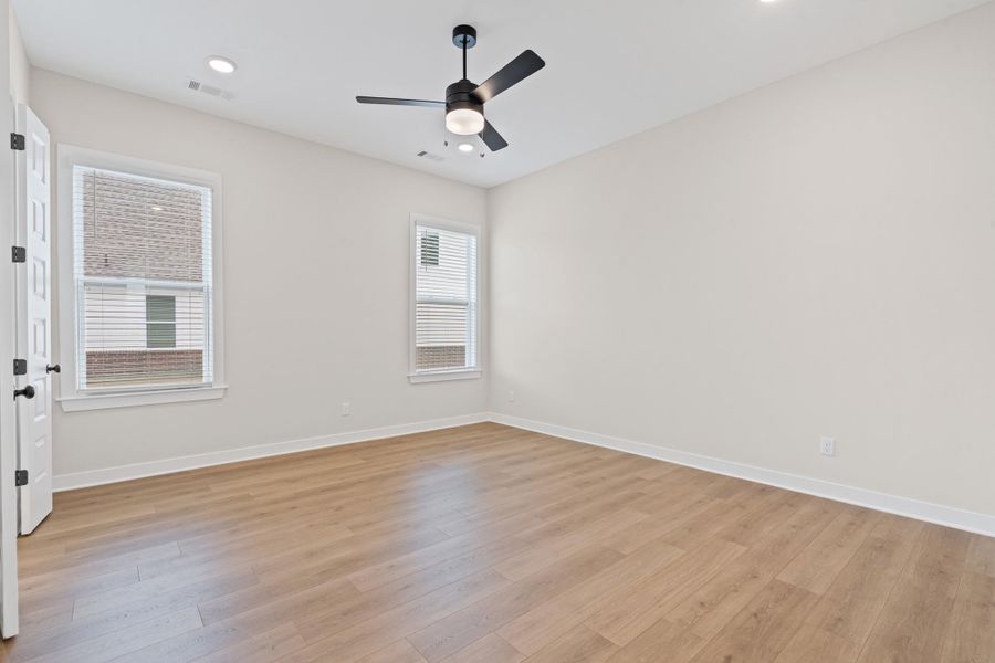 Spacious, unfurnished interior of a new home in Twin Oaks, Oakland (Image 13).