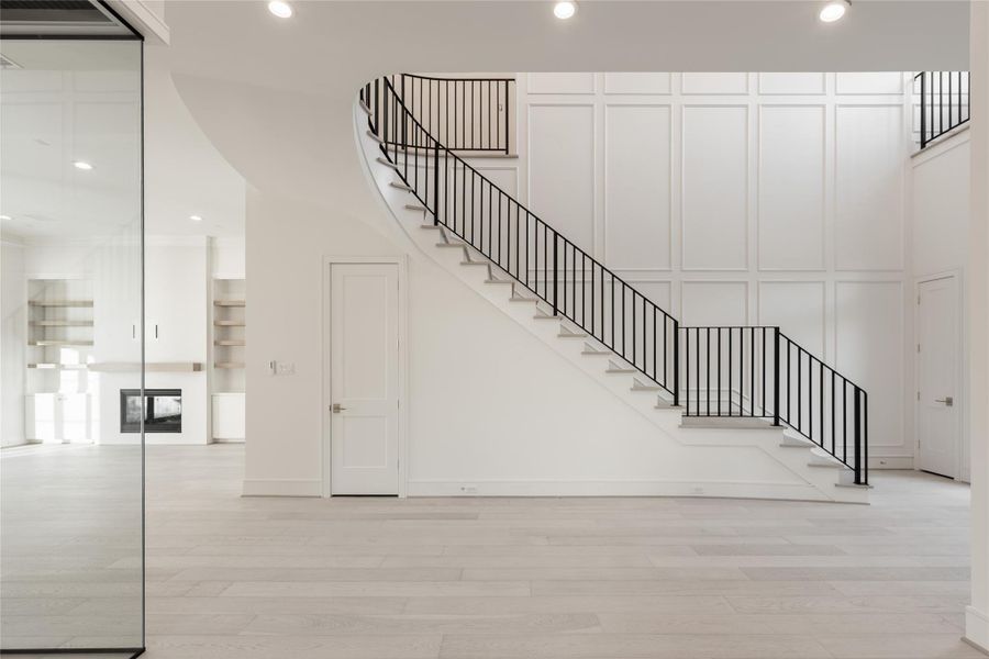 Spacious, unfurnished interior of a new home in , Bellaire (Image 19).