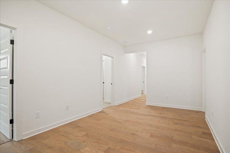 Spacious, unfurnished interior of a new home in , Gainesville (Image 33).