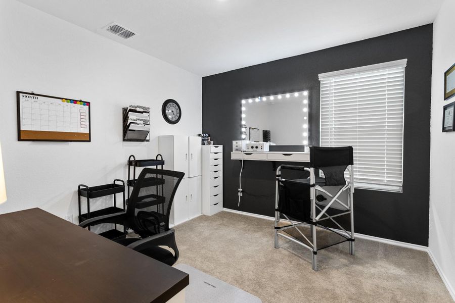 Versatile room featuring carpeting and a window with blinds